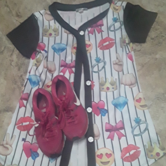 Nikes w/FREE Emoji Jersey!😊❤💜 - Picture 6 of 8